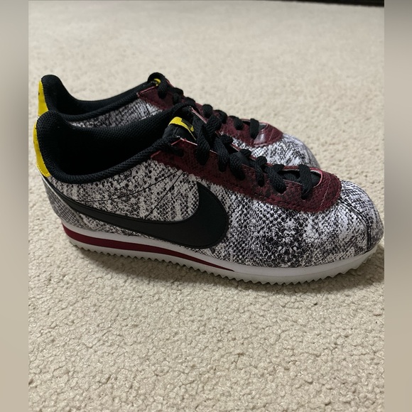 Nike Women’s 7.5 US Classic Cortez Leather Snakeskin Black White Red CT1557-100 - Picture 4 of 9